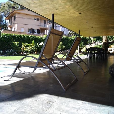 Villa Del Bosque Castelldefels Bagian luar foto