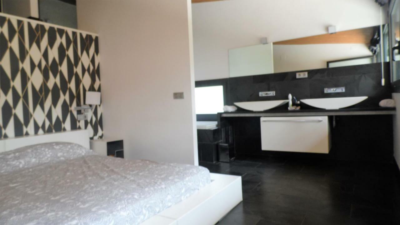 Villa Del Bosque Castelldefels Bagian luar foto