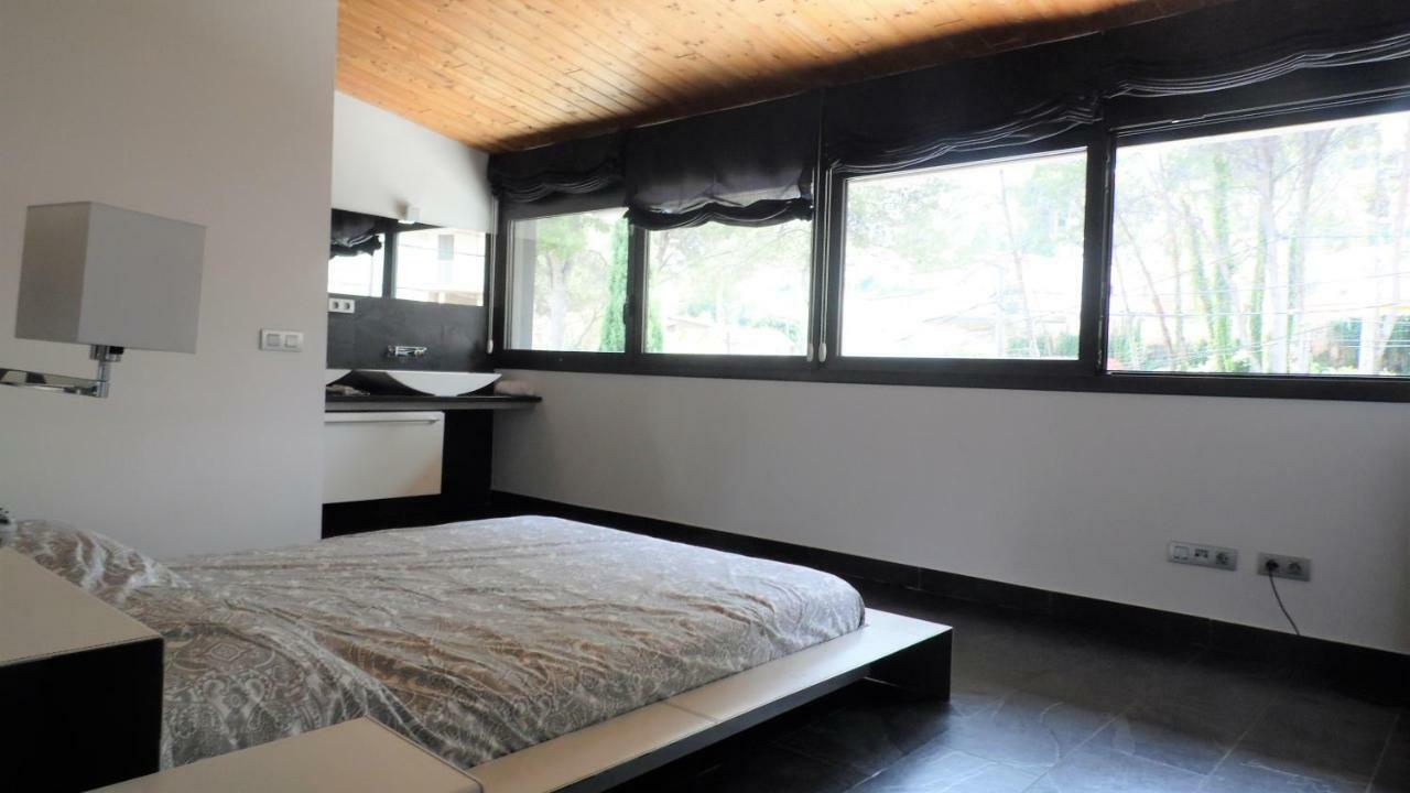 Villa Del Bosque Castelldefels Bagian luar foto