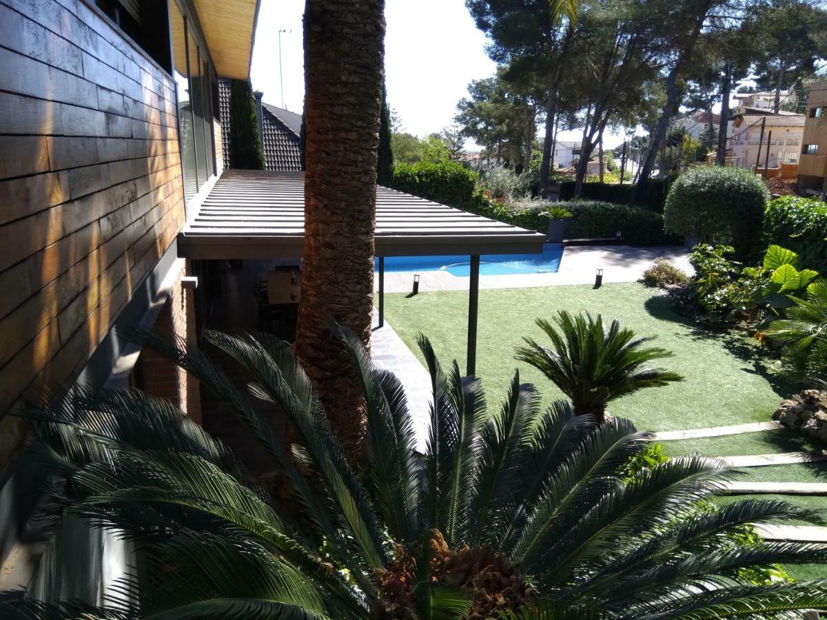 Villa Del Bosque Castelldefels Bagian luar foto