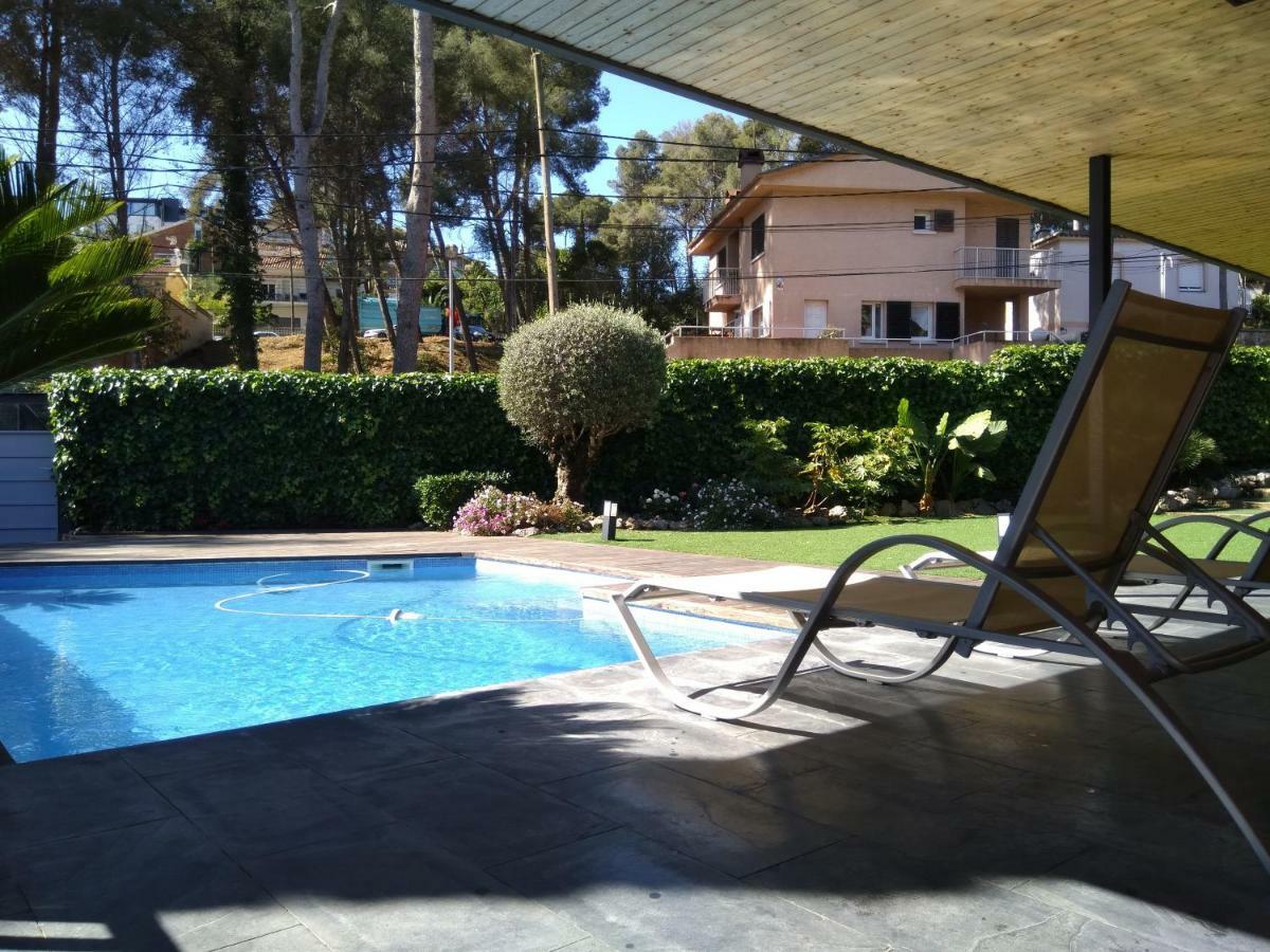 Villa Del Bosque Castelldefels Bagian luar foto
