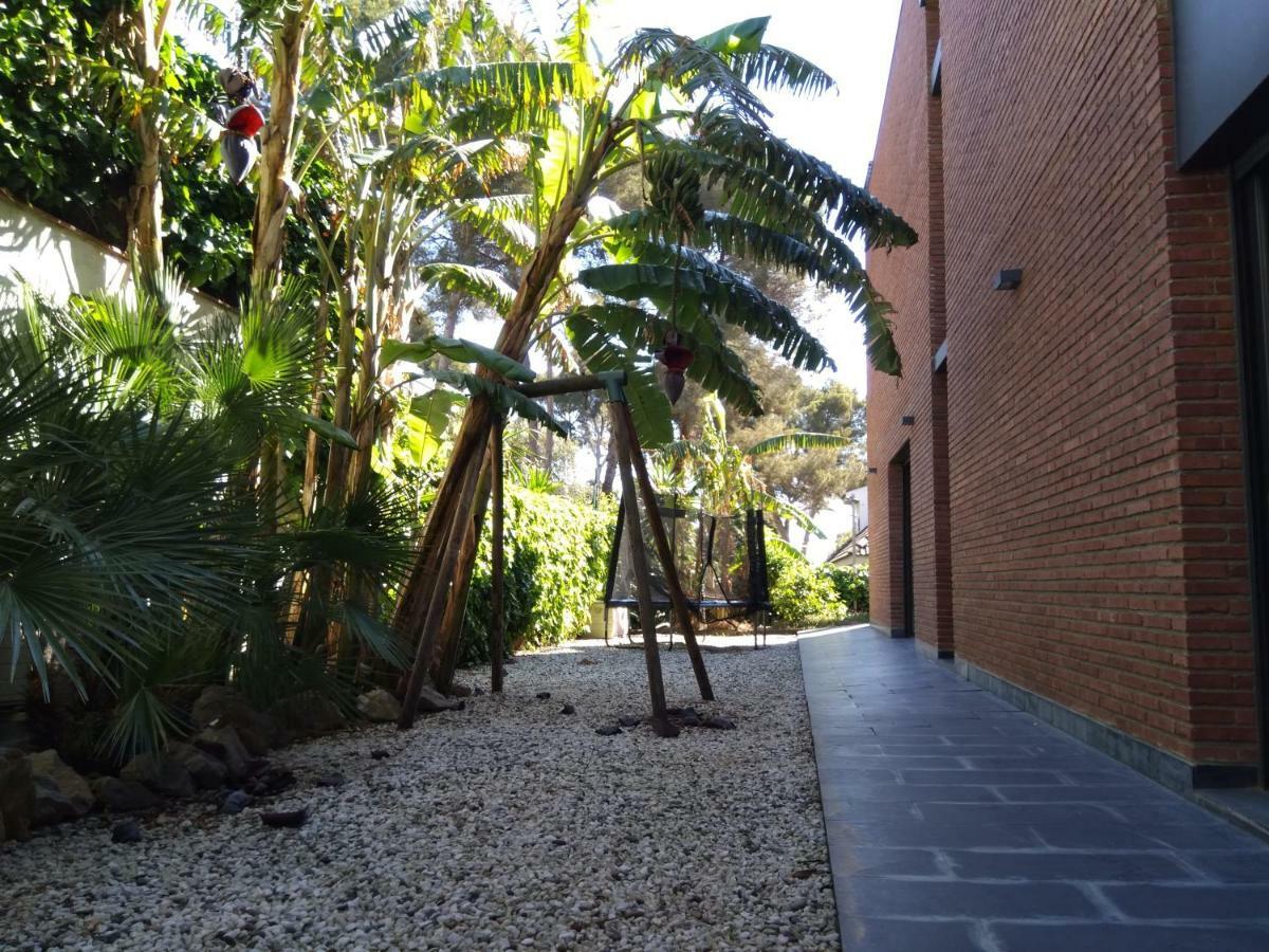 Villa Del Bosque Castelldefels Bagian luar foto