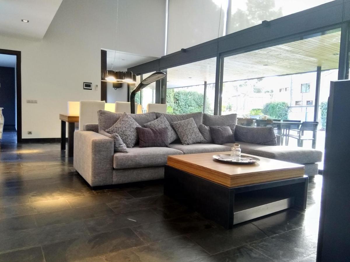 Villa Del Bosque Castelldefels Bagian luar foto
